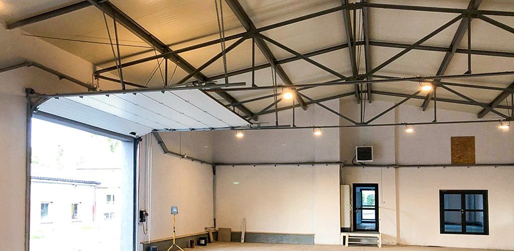 wnętrze jednej z hal na terenie nieruchomości inwestycyjnej do wynajęcia Kraków okolice