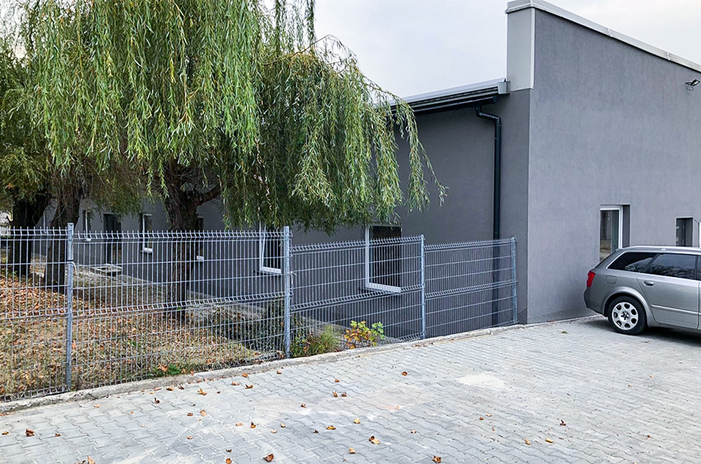 duży parking przed nieruchomością komercyjną do wynajęcia Kraków okolice