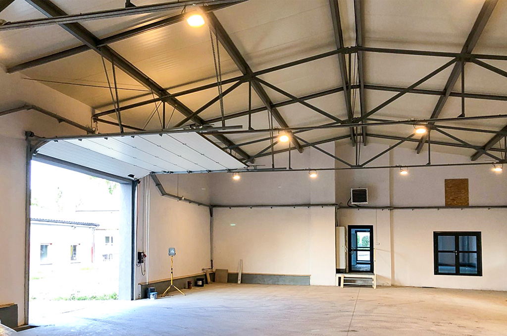 wnętrze jednej z hal na terenie nieruchomości inwestycyjnej do wynajęcia Kraków okolice