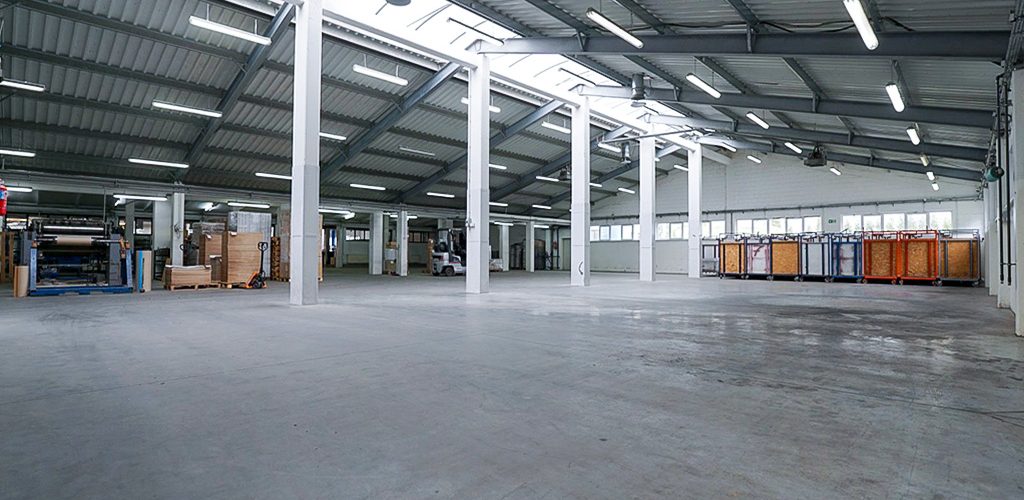 przestronna hala na terenie nieruchomości inwestycyjnej do sprzedaży Piotrków Trybunalski okolice