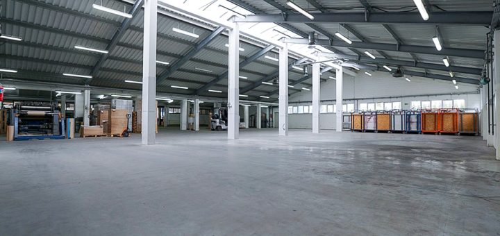 przestronna hala na terenie nieruchomości inwestycyjnej do sprzedaży Piotrków Trybunalski okolice