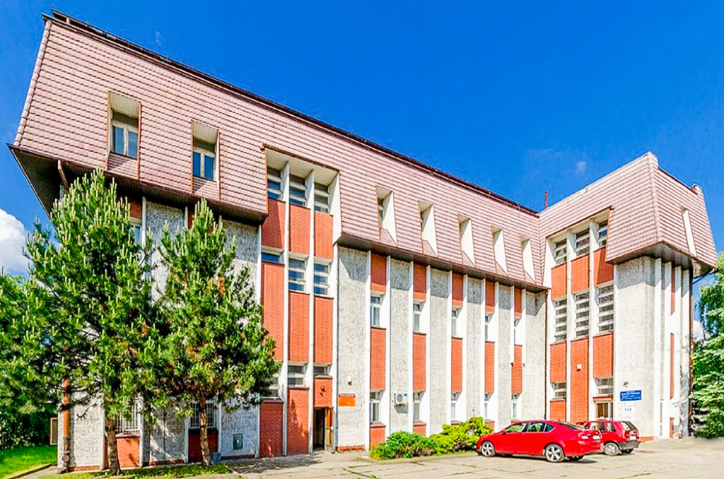 frontowa elewacja nieruchomości inwestycyjnej o sprzedaży Poznań okolice