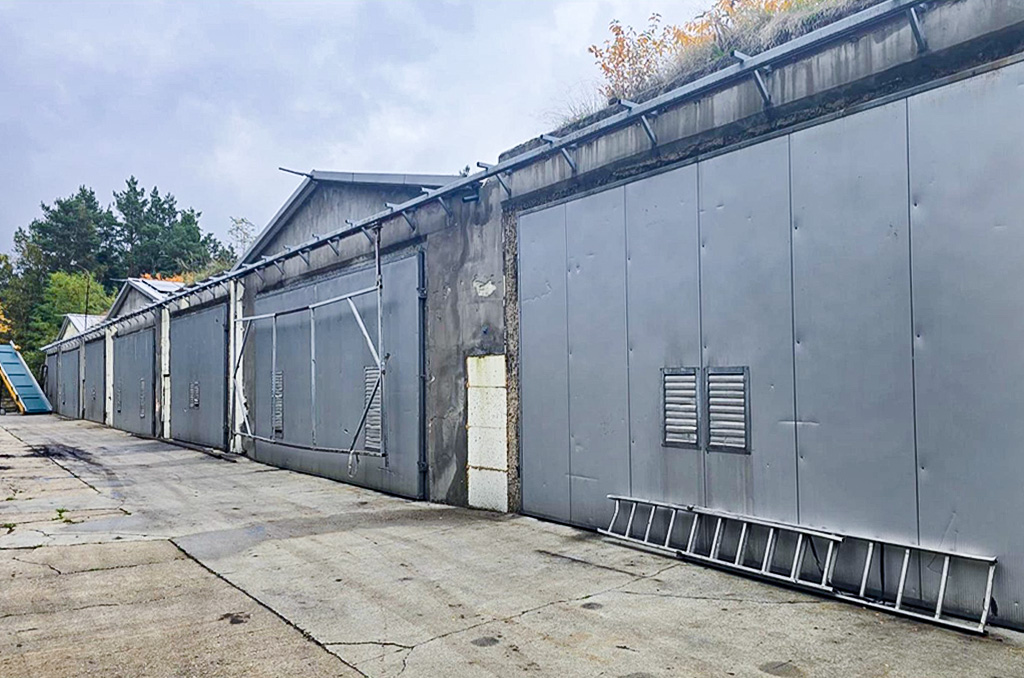 widok na gale produkcyjne na terenie nieruchomości inwestycyjnej do sprzedaży Zielona Góra okolice