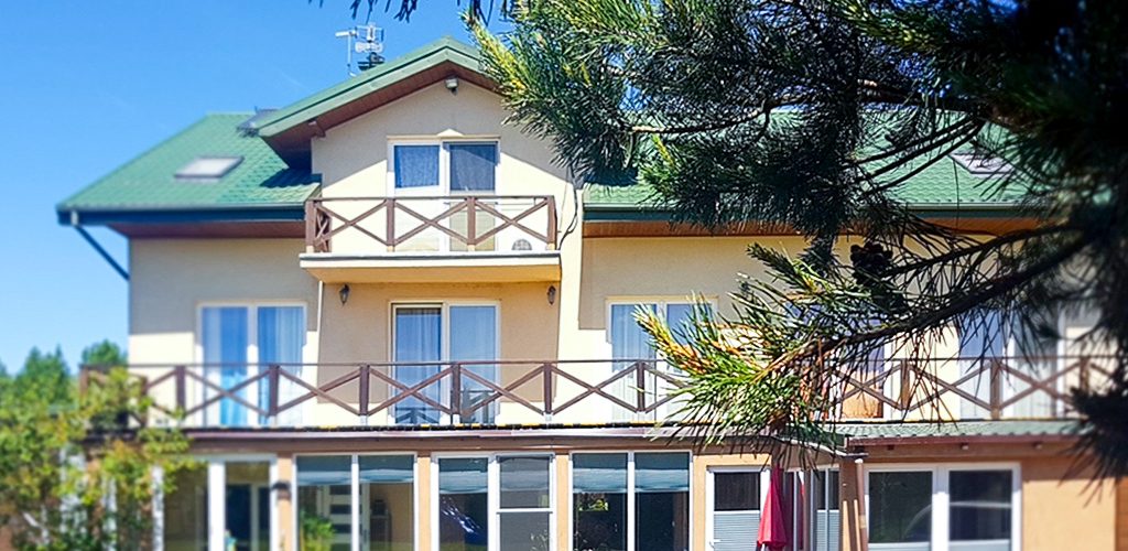 frontowa elewacja nieruchomości inwestycyjnej do sprzedaży nad morzem