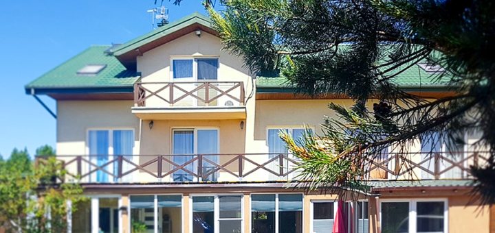 frontowa elewacja nieruchomości inwestycyjnej do sprzedaży nad morzem