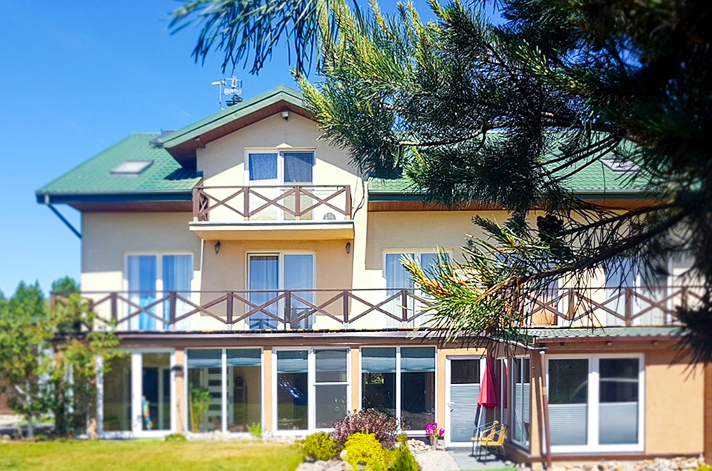 frontowa elewacja nieruchomości inwestycyjnej do sprzedaży nad morzem