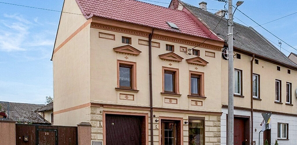 frontowa elewacja nieruchomości inwestycyjnej do sprzedaży Leszno okolice