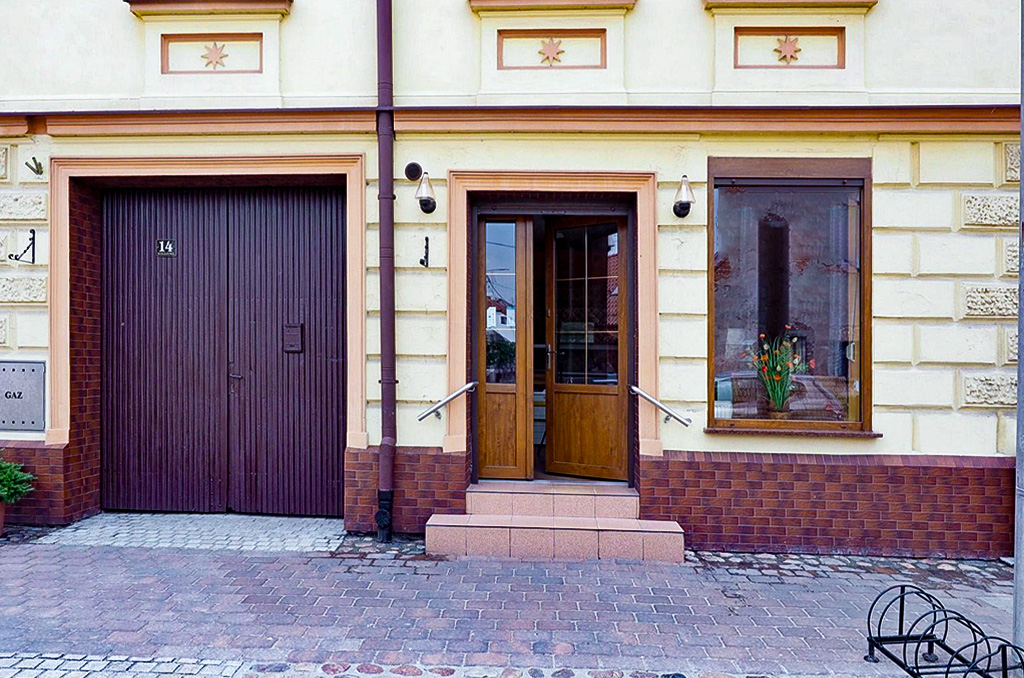 reprezentacyjne wejście do nieruchomości inwestycyjnej na sprzedaż Leszno okolice