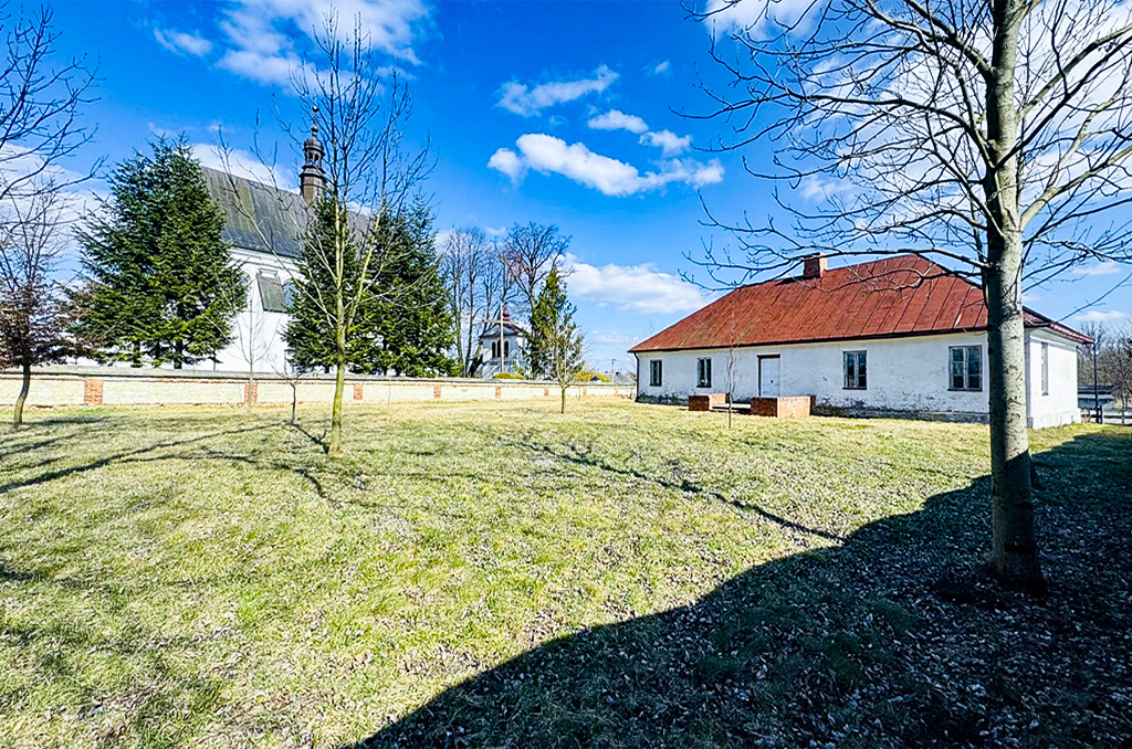wypielęgnowana działka wokół nieruchomości komercyjnej do sprzedaży Częstochowa (okolice)