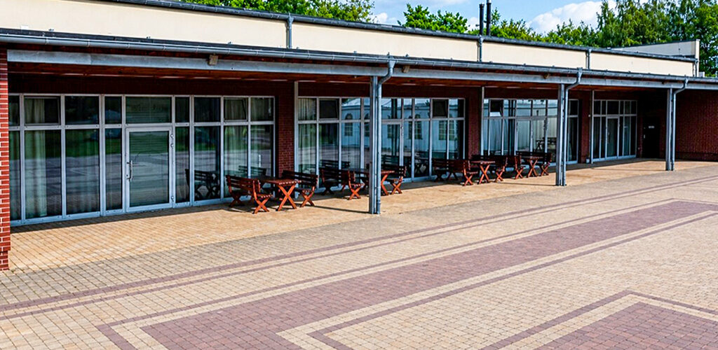 Frontowa elewacja nieruchomości. Się inwestycyjnej do sprzedaży Legnica.