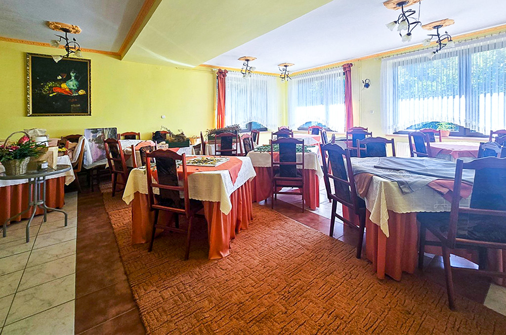 Na zdjęciu sala restauracyjna na terenie nieruchomości inwestycyjnej na sprzedaż Bielsko Biała okolice