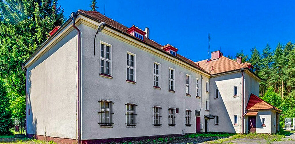 Okazała bryła budynku na terenie nieruchomości inwestycyjnej do sprzedaży Bolesławiec okolice
