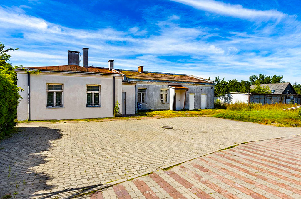 utwardzony plac przed nieruchomością komercyjną na sprzedaż Częstochowa (okolice)