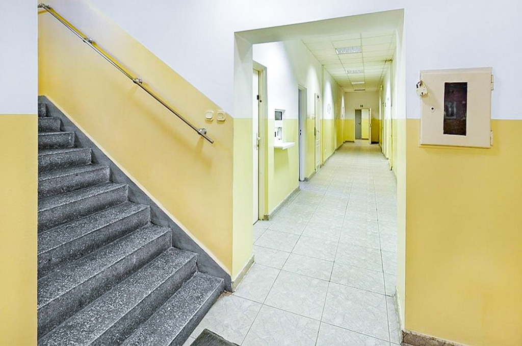 Klatka schodowa i hol nieruchomości komercyjnej do sprzedaży Ełk