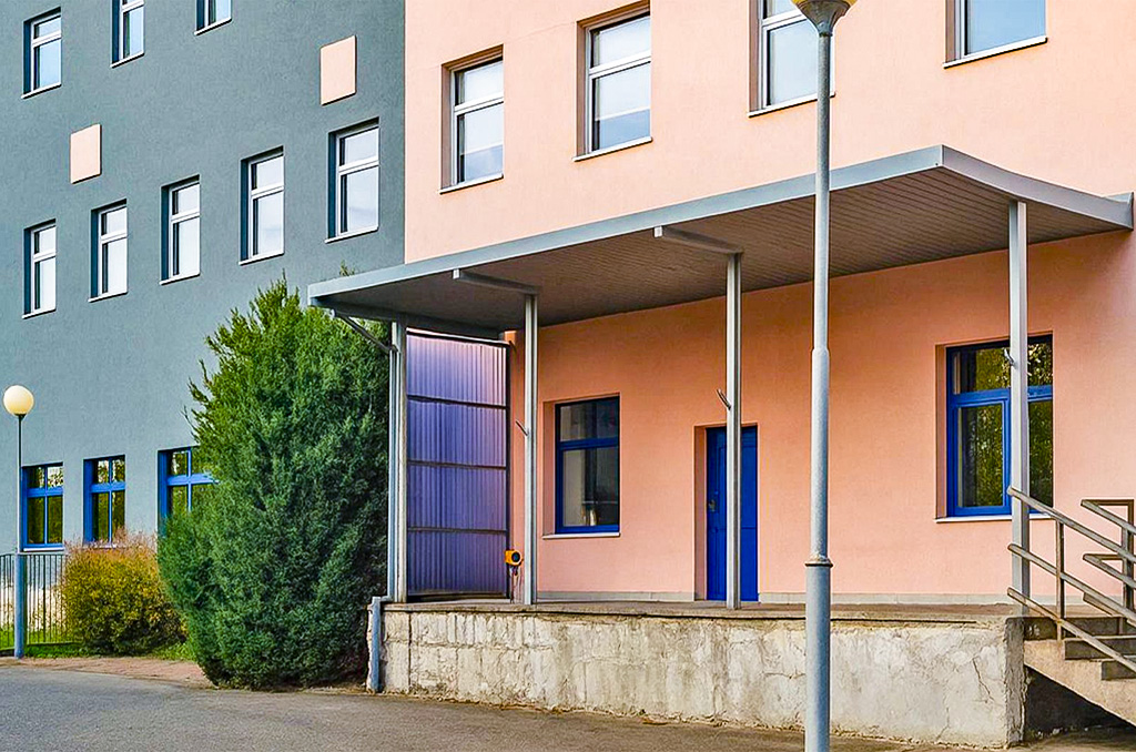 Zbliżenie na wejście na teren nieruchomości komercyjnej do sprzedaży Katowice okolice