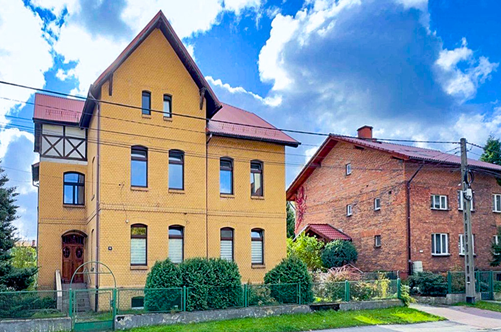 Widok od strony ulicy na nieruchomość komercyjną na sprzedaż Katowice okolice