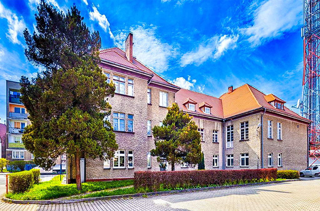 Widok z tyłu od parkingu na nieruchomość komercyjną do sprzedaży Kędzierzyn Koźle