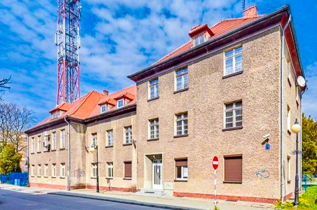 Widok od strony ulicy na nieruchomość inwestycyjną do sprzedaży Kędzierzyn Koźle
