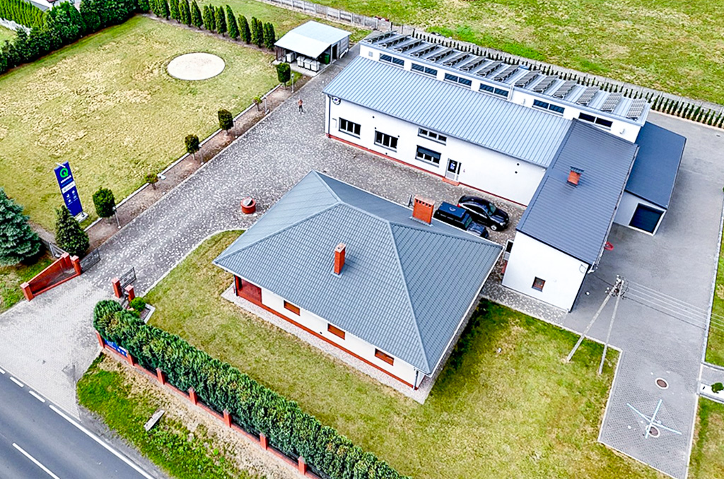 Widok z drona pokazujący z góry nieruchomość inwestycyjną do sprzedaży Konin okolice