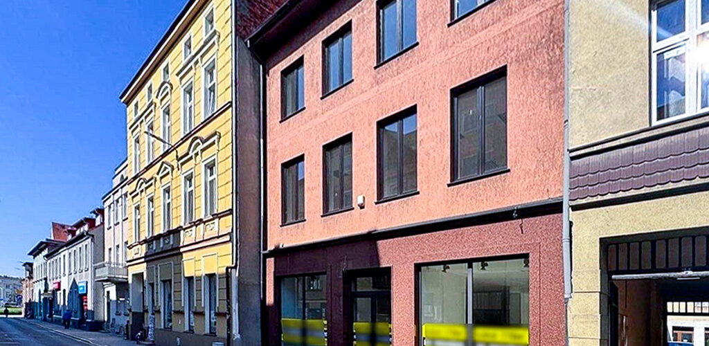 frontowa elewacja nieruchomości komercyjnej na sprzedaż Ostrów Wielkopolski
