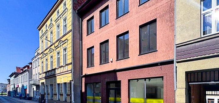 frontowa elewacja nieruchomości komercyjnej na sprzedaż Ostrów Wielkopolski