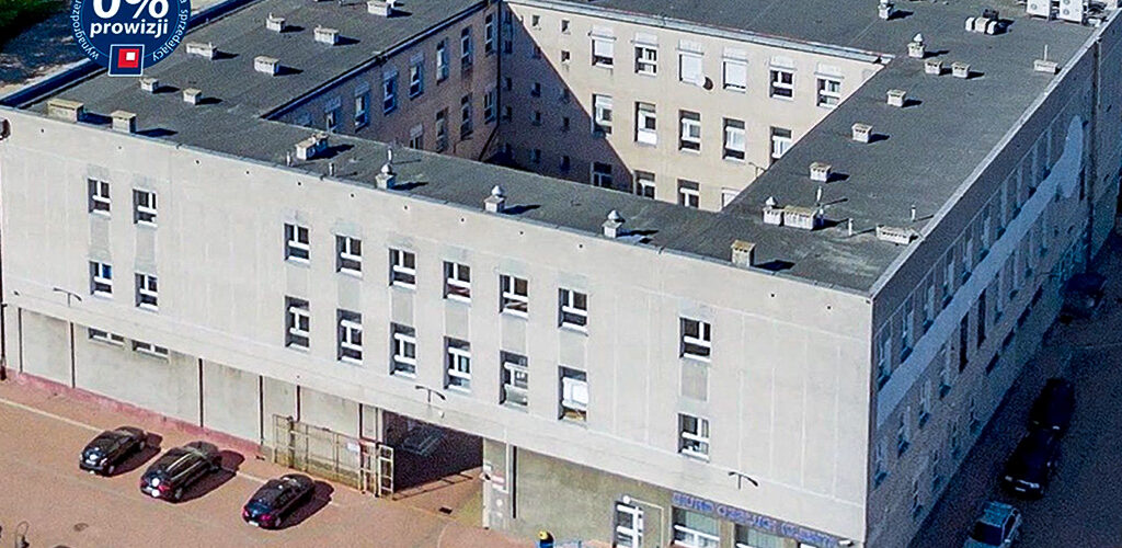 Okazała bryła budynku na terenie nieruchomości inwestycyjnej do sprzedaży Suwałki
