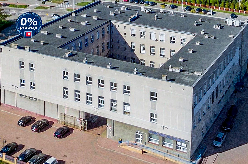 Okazała bryła budynku na terenie nieruchomości inwestycyjnej do sprzedaży Suwałki