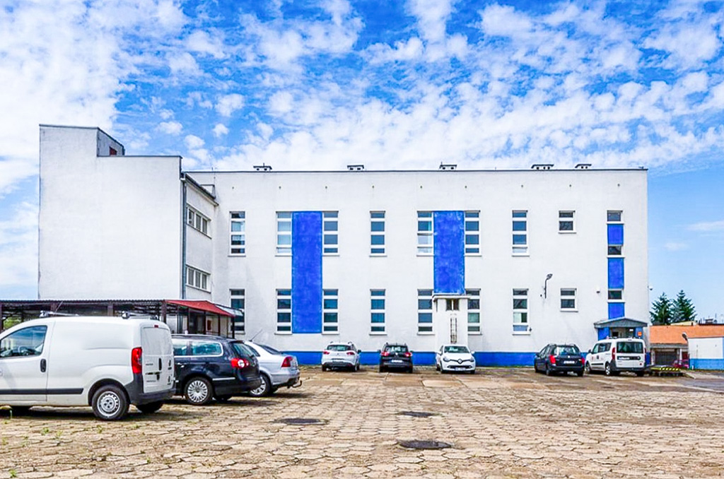 Widok od strony parkingu na nieruchomość inwestycyjną na sprzedaż Włocławek