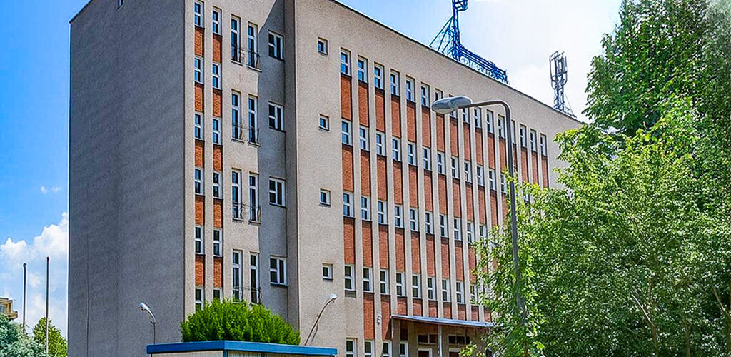 Wielopiętrowy budynek na terenie nieruchomości inwestycyjnej do sprzedaży Włocławek