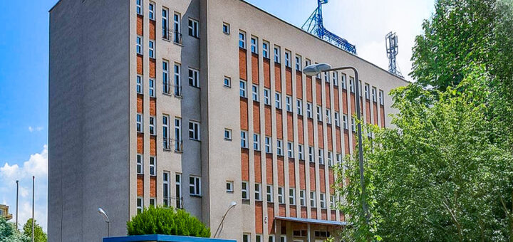 Wielopiętrowy budynek na terenie nieruchomości inwestycyjnej do sprzedaży Włocławek
