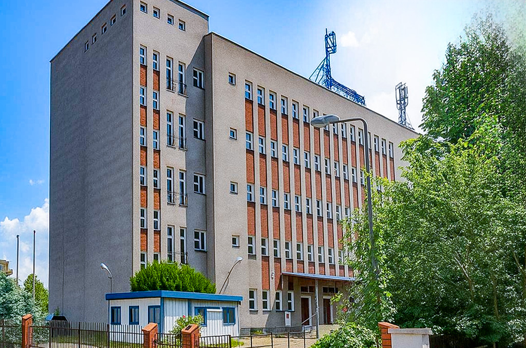 Wielopiętrowy budynek na terenie nieruchomości inwestycyjnej do sprzedaży Włocławek