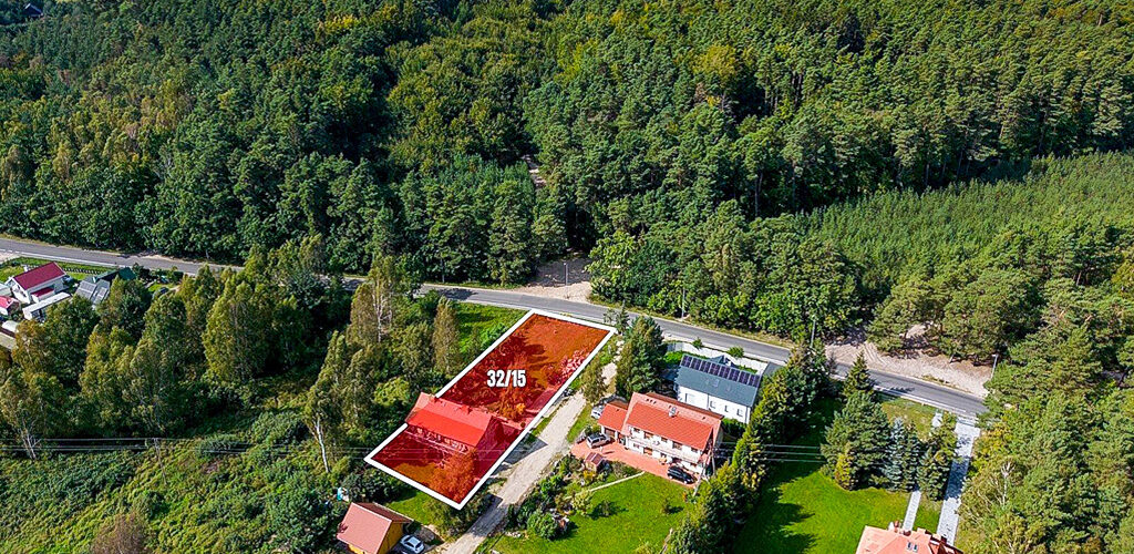 nadmorska okolica, w której znajduje się oferowana do sprzedaży nieruchomość komercyjna nad morzem