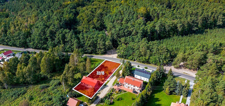 nadmorska okolica, w której znajduje się oferowana do sprzedaży nieruchomość komercyjna nad morzem