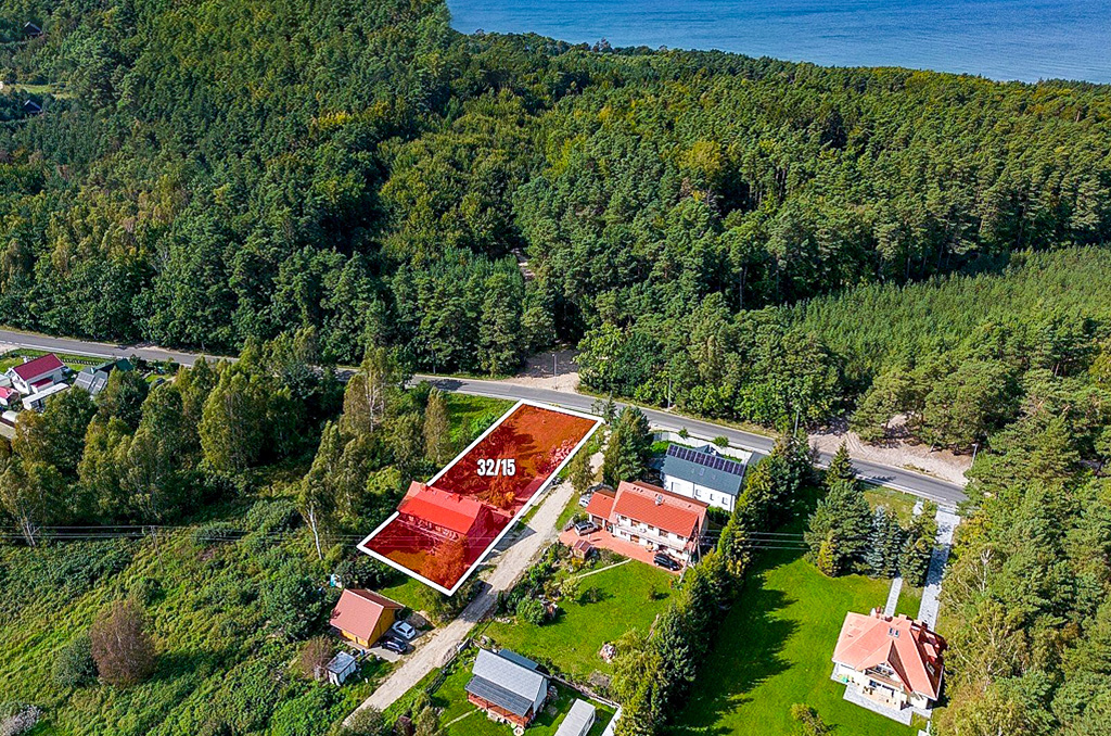 nadmorska okolica, w której znajduje się oferowana do sprzedaży nieruchomość komercyjna nad morzem