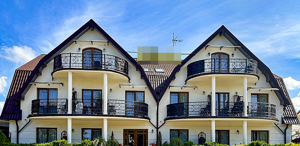 Charakterystyczna architektura nieruchomości inwestycyjnej do sprzedaży nad morzem
