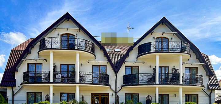 Charakterystyczna architektura nieruchomości inwestycyjnej do sprzedaży nad morzem