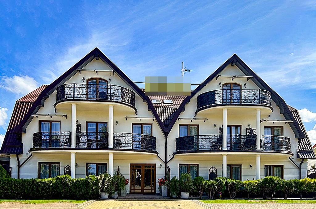 Charakterystyczna architektura nieruchomości inwestycyjnej do sprzedaży nad morzem