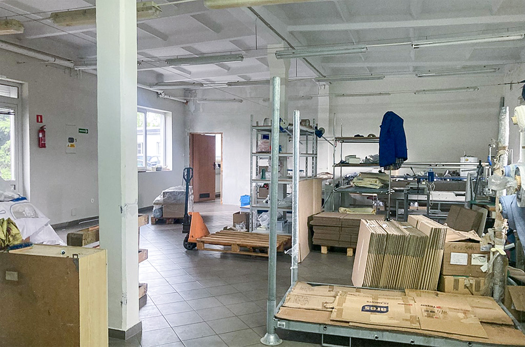 jedno z pomieszczeń na terenie nieruchomości inwestycyjnej na sprzedaż Ostrów Wielkopolski