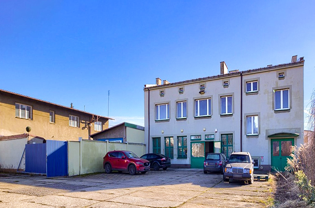 Parking przed nieruchomością inwestycyjną do sprzedaży Częstochowa