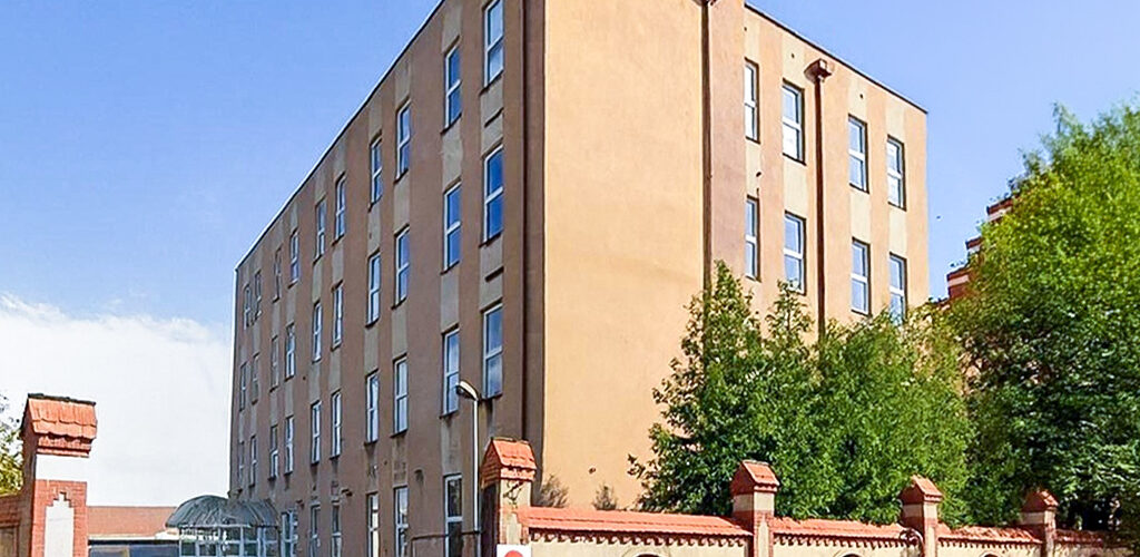 Wysoki budynek na terenie nieruchomości inwestycyjnej do sprzedaży Gdańsk okolice