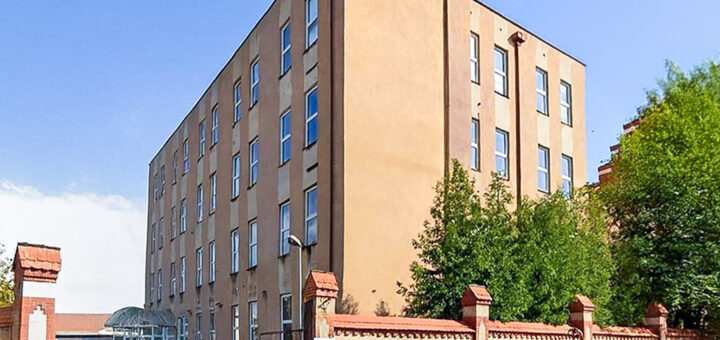 Wysoki budynek na terenie nieruchomości inwestycyjnej do sprzedaży Gdańsk okolice
