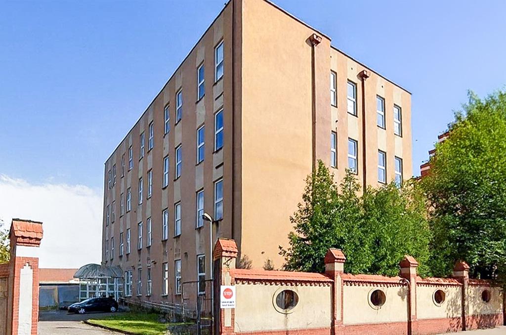 Wysoki budynek na terenie nieruchomości inwestycyjnej do sprzedaży Gdańsk okolice