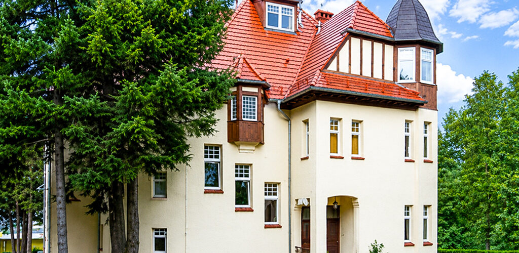 okazała bryła nieruchomości komercyjnej na sprzedaż Jelenia Góra (okolice)