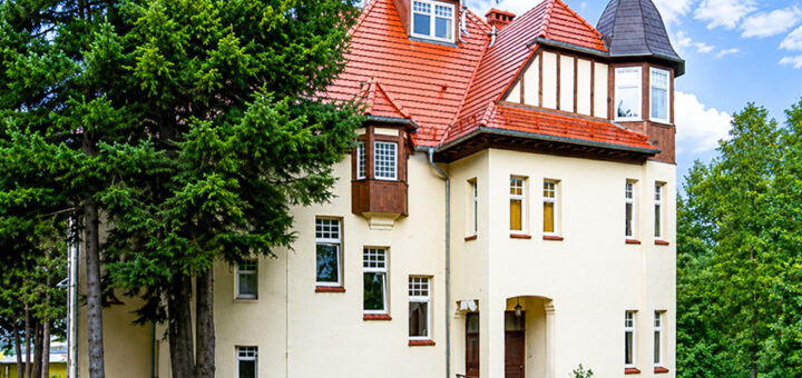 okazała bryła nieruchomości komercyjnej na sprzedaż Jelenia Góra (okolice)