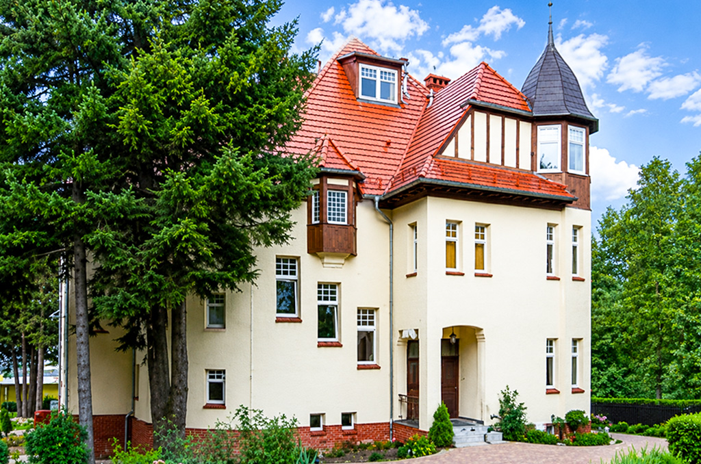 okazała bryła nieruchomości komercyjnej na sprzedaż Jelenia Góra (okolice)