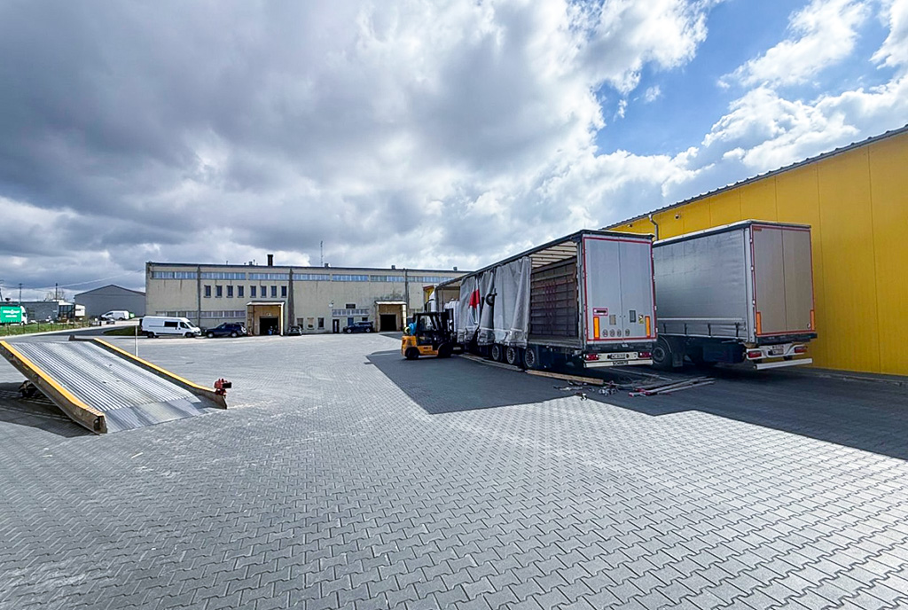 Plac manewrowy i załadunkowy dla tirów na terenie nieruchomości komercyjnej na sprzedaż Kwidzyn