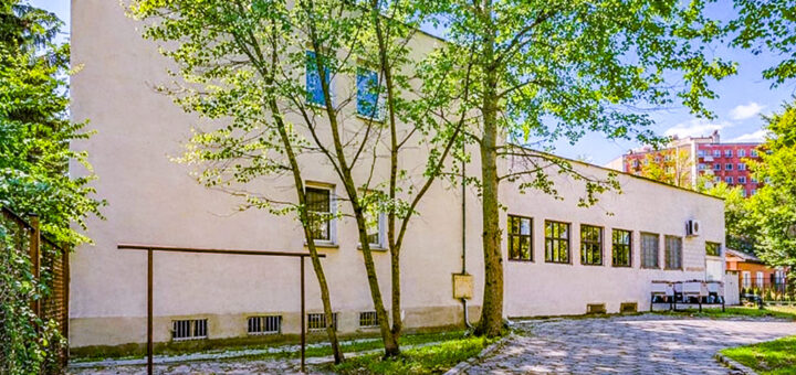Jeden z budynków na terenie nieruchomości komercyjnej na sprzedaż Lublin