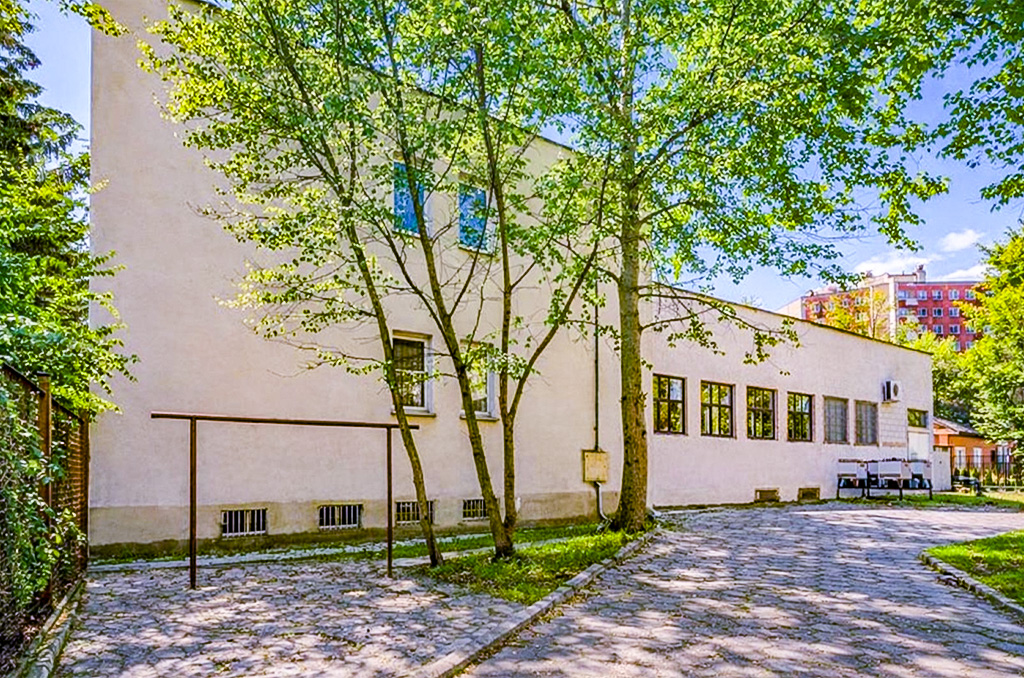 Jeden z budynków na terenie nieruchomości komercyjnej na sprzedaż Lublin