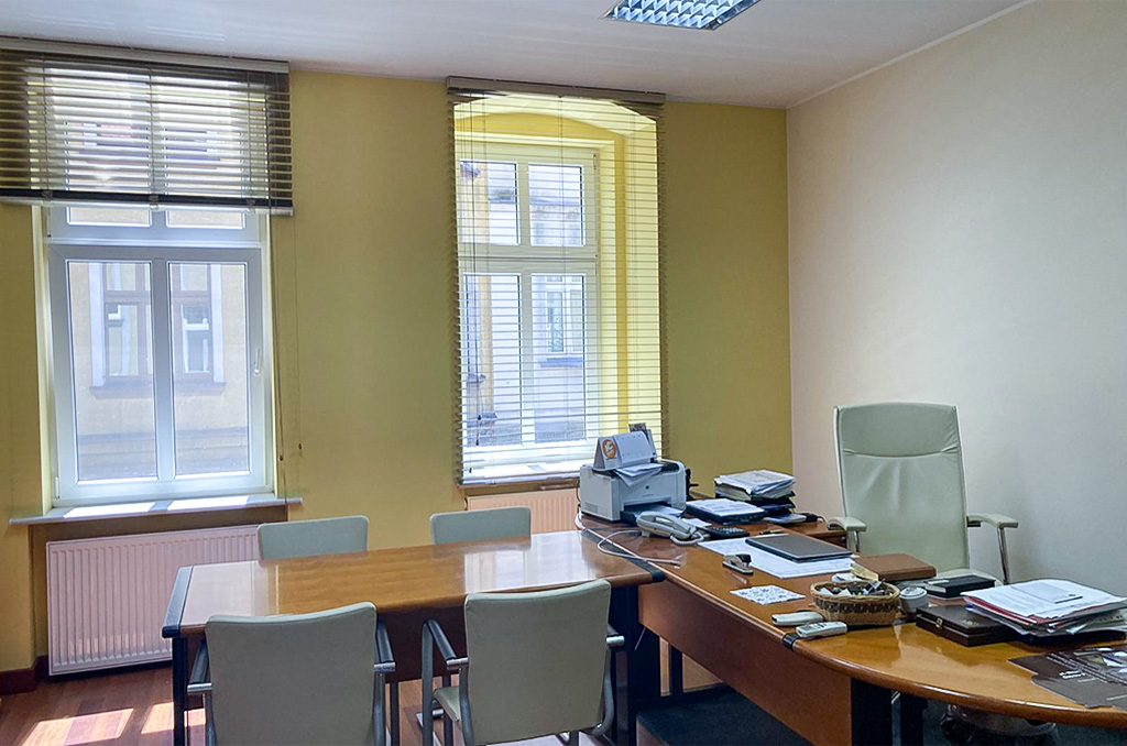 imponujący gabinet na terenie nieruchomości inwestycyjnej na sprzedaż Ostrów Wielkopolski