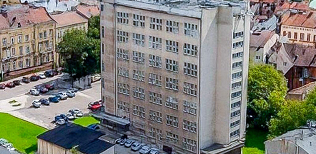 Wysoki wieżowiec na terenie nieruchomości inwestycyjnej do sprzedaży Tarnów